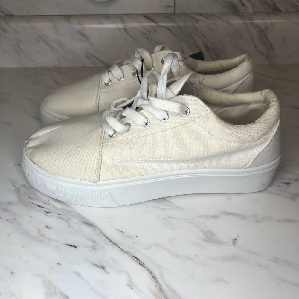 NWT Platform Sneakers - Memory Foam - White - Size 8 - Picture 3 of 9